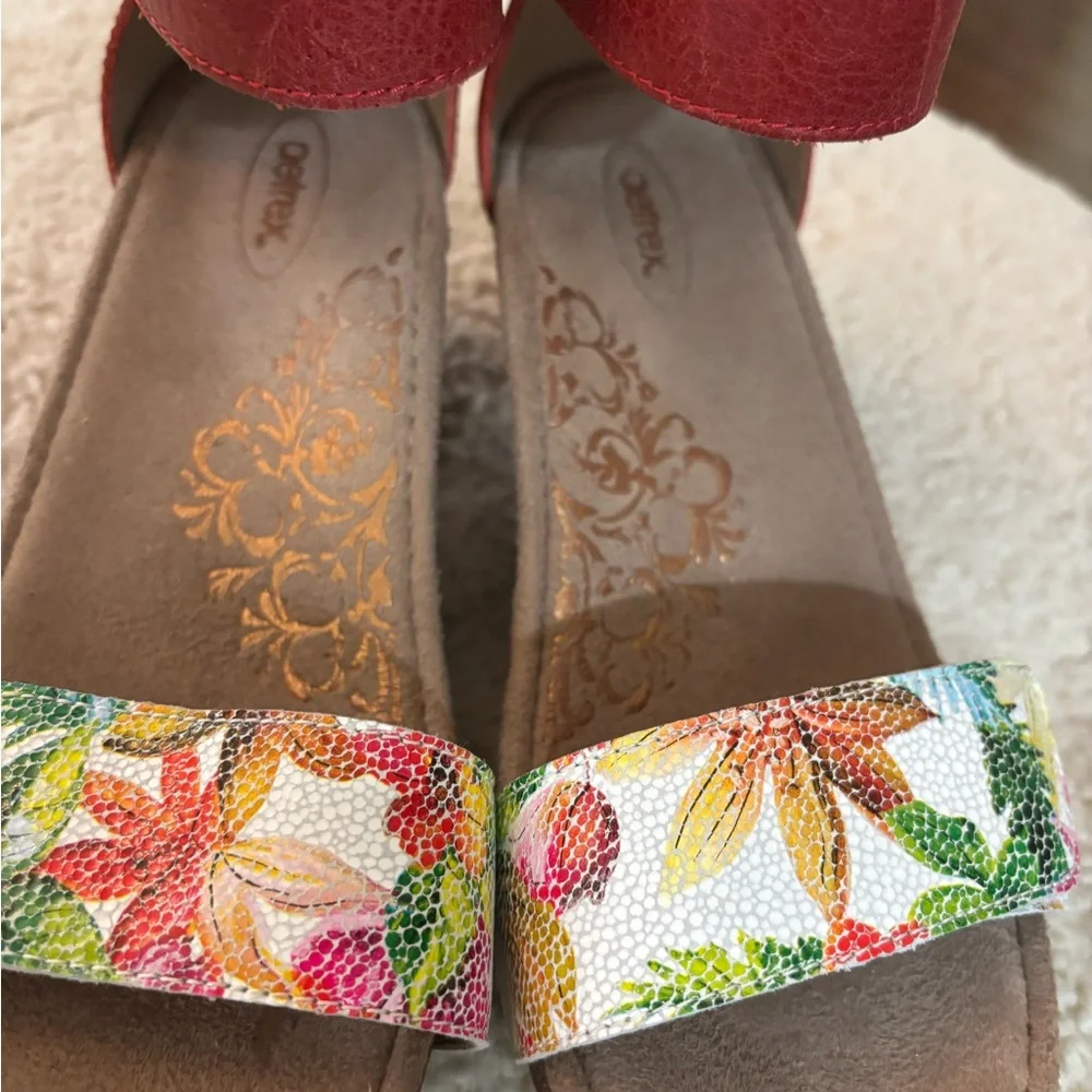 Aetrex Becca ankle strap Wedge Sandal red leather floral size 36  (6.5 women)